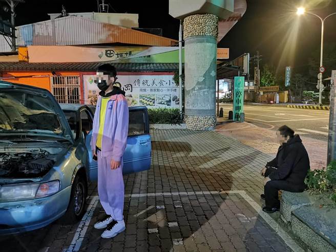 80歲的張姓老翁於8日晚上7時許，駕車載就讀國中的孫子至石岡全聯購物，欲返家時卻發現車子怎麼也發不動。(警方提供)