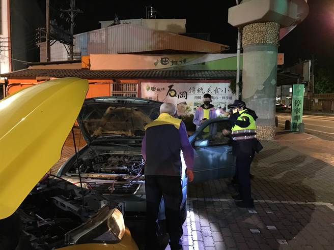 警方立即聯繫附近的義交中隊長鄭和明幫忙。(警方提供)