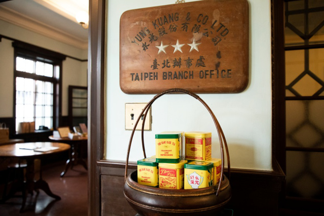 姜阿新於日治時期即出口以「三星」為商標的北埔茶(膨風茶)，隨後於1946年成立永光公司，以「永光紅茶」出品。 照片為基金會復刻茶葉罐伴手禮。(圖／遠見提供)