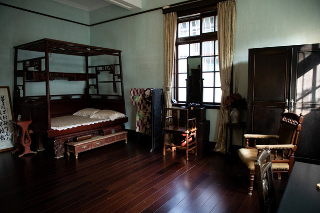 姜阿新與夫人的臥房，其中八腳眠床，其長孫女移居時請求贈與，經歷半世紀與二度飄洋過海，最終「回家」。(圖／遠見提供)
