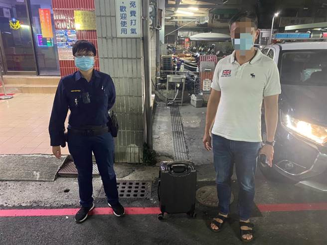 阎姓男子拿错曾女的行李箱，警方通知后送返行李箱。（翻摄照片／石秀华高雄传真）
