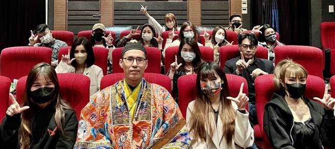 于治诠道长与观眾合影。（皮诺丘电影提供）