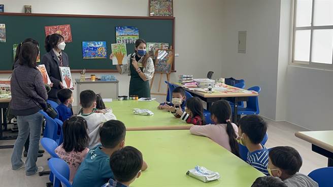 正德高级中学将转型增设国小部，举办双语小学堂体验营活动 ，吸引不少家长带着孩子参加。（家长提供／吴敏菁彰化传真）