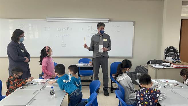 正德高级中学将转型增设国小部，举办双语小学堂体验营活动 ，吸引不少家长带着孩子参加。（家长提供／吴敏菁彰化传真）