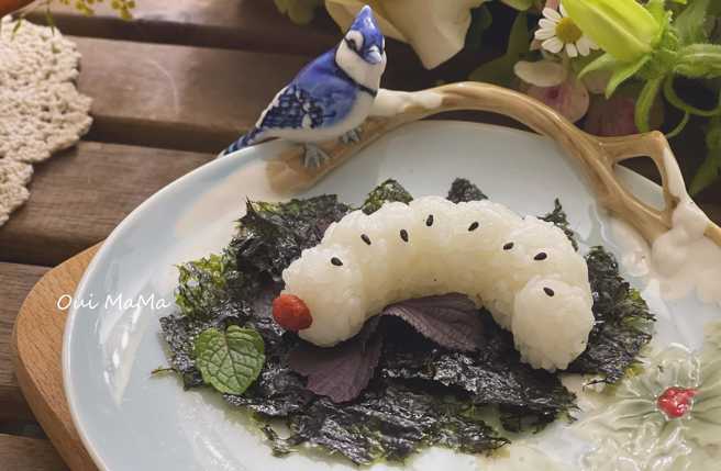 一名妈妈自制「鸡母虫造型饭糰」，逼真造型让网友顿时没了食欲。（图／翻摄自脸书社团Costco好市多 商品经验老实说）