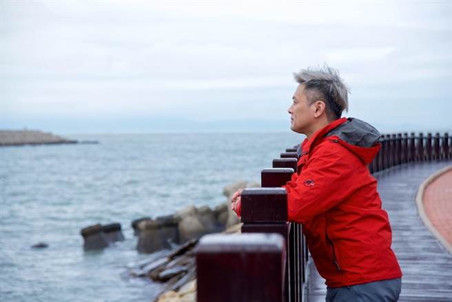 金钟主持人小兵带玩南竿亲民步道。（连江县交通旅游局提供）