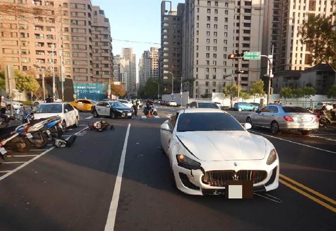 台中市西屯區9日下午發生一起女騎士騎機車疑逆向行駛，撞上直行的自小客車交通事故，擔任清潔工作的楊婦傷重不治。（民眾提供／盧金足台中傳真）