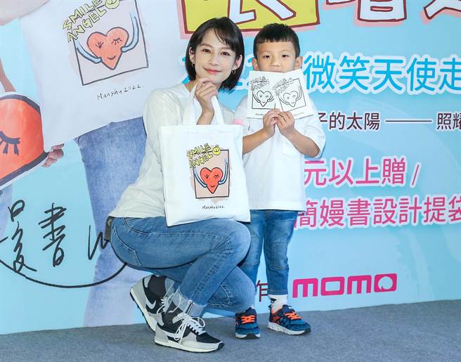 簡嫚書出席羅慧夫顱顏基金會公益活動，與現場小朋友互動時散發濃濃母愛。（粘耿豪攝）