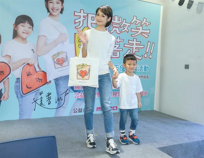 簡嫚書出席羅慧夫顱顏基金會公益活動，與現場小朋友互動時散發濃濃母愛。（粘耿豪攝）