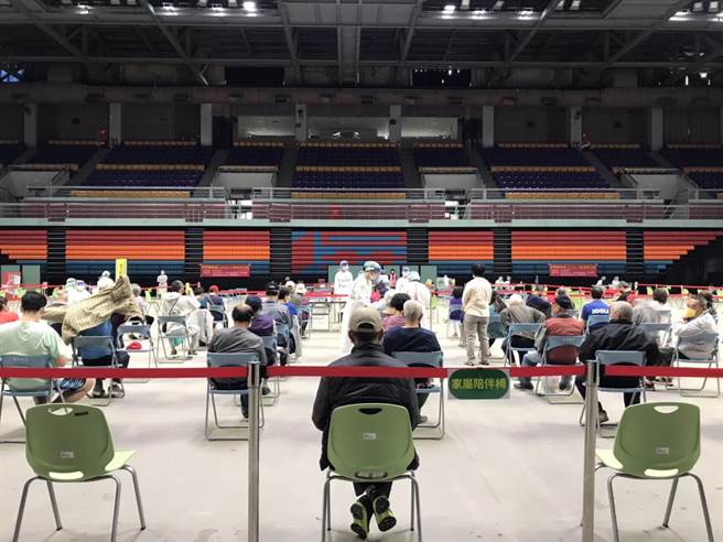 屏東縣65歲以上第3劑施打率不到5成，縣府為加強疫苗覆蓋率，10日起連3天在屏東體育館開設莫德納速打站。（謝佳潾攝）