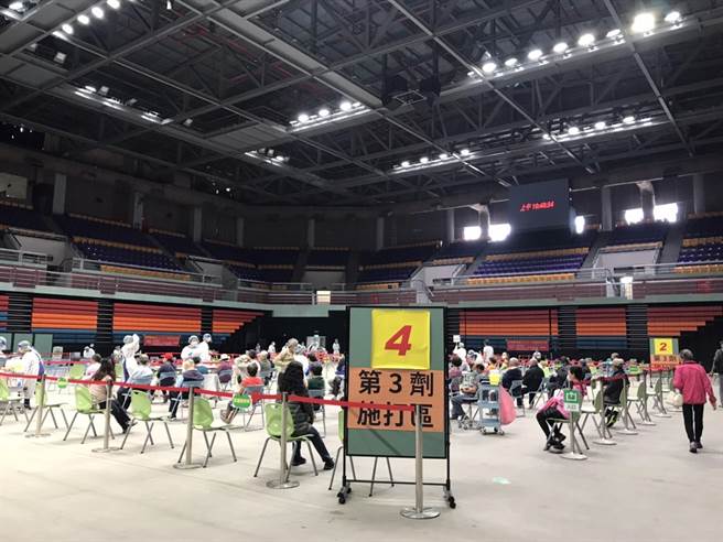 屏東縣65歲以上第3劑施打率不到5成，縣府為加強疫苗覆蓋率，10日起連3天在屏東體育館開設莫德納速打站。（謝佳潾攝）