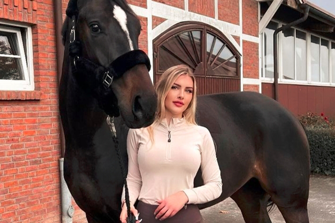 德國辣模安妮奧古斯丁的寵物是她身後的愛馬。（圖／取自IG@annchen.augustine）