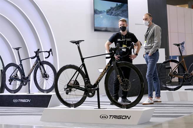 厂商将展场布置具科技、未来感，受到不少买家关注。（黄世麒摄）