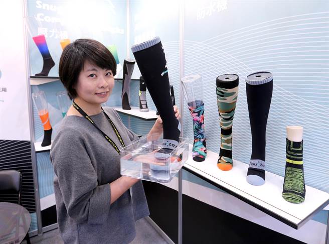 业者开发适合户外运动的「防水透气运动袜」，从设计、研发到生产全部「MIT」，吸引不少民眾好奇询问，也呈现自行车运动引领相关运动产业发展的生态系。（黄世麒摄）