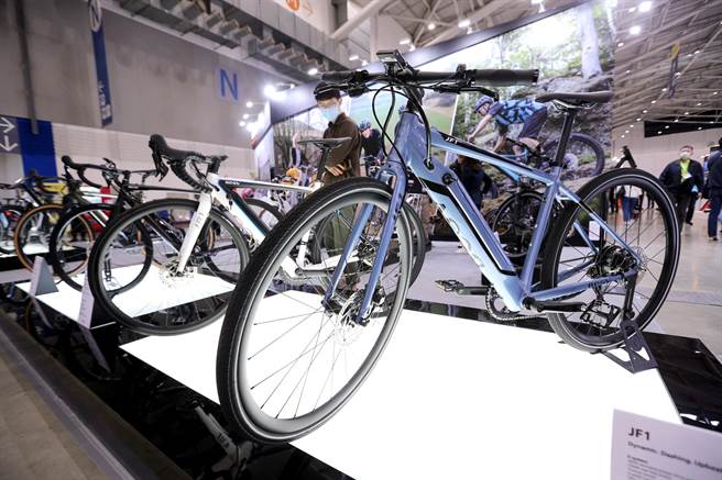 停办两年的台北国际自行车展（TAIPEI CYCLE）实体展及线上展「TAIPEI CYCLE DigitalGo」9日同步开展，近年来销售长红的电动辅助自行车品牌「BESV」，从外销打回国内市场，帅气的外型与简洁俐落的车身，吸引不少民眾的目光。（黄世麒摄）