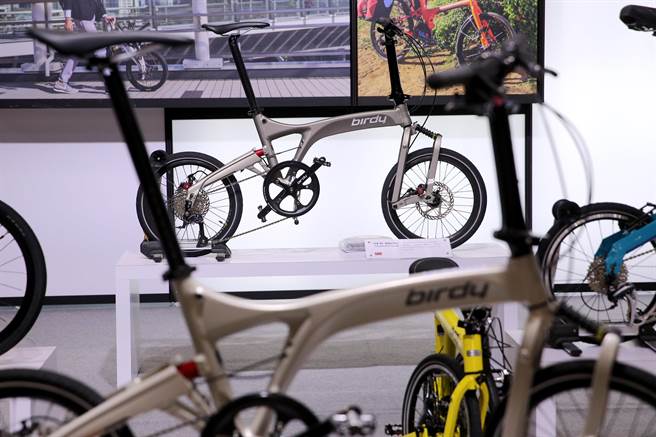 以设计生产经典折迭自行车「Birdy」的太平洋自行车在现场摆出多款单车。（黄世麒摄）