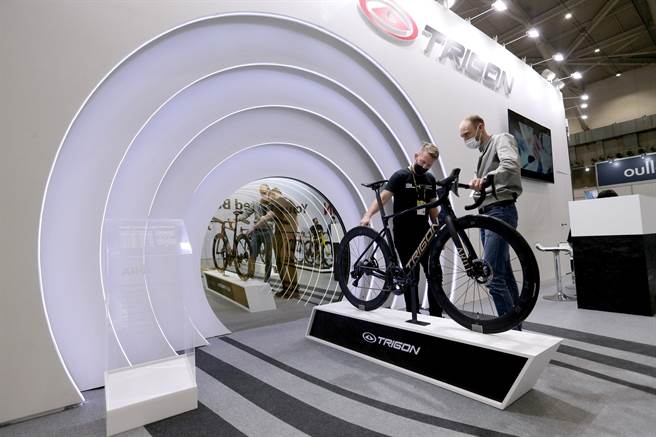 厂商将展场布置具科技、未来感，受到不少买家关注。（黄世麒摄）