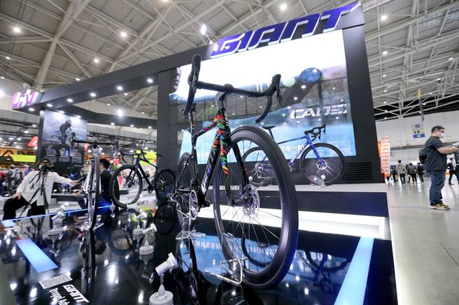 台北国际自行车展（TAIPEI CYCLE）实体展及线上展「TAIPEI CYCLE DigitalGo」9日同步开展，自行车龙头之一的巨大（GIANT）展示多款高价车款。（黄世麒摄）