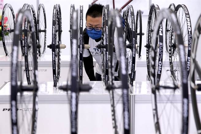 台北国际自行车展（TAIPEI CYCLE）实体展及线上展「TAIPEI CYCLE DigitalGo」9日同步开展，民眾仔细查看自行车轮组等零组件。（黄世麒摄）
