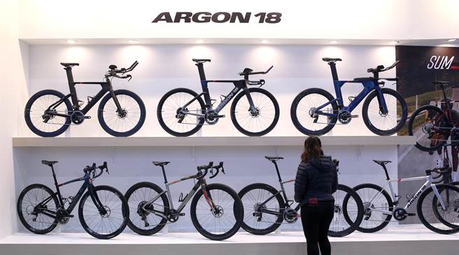 台北国际自行车展（TAIPEI CYCLE）实体展及线上展「TAIPEI CYCLE DigitalGo」9日同步开展，各式高价单车排列而成的墙面非常吸睛。（黄世麒摄）