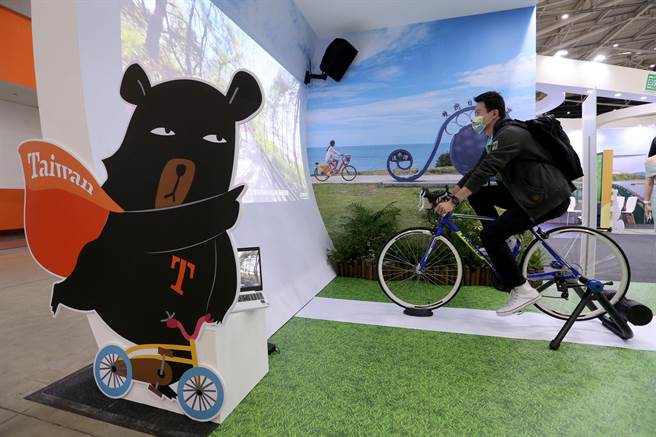 台北国际自行车展（TAIPEI CYCLE）实体展及线上展「TAIPEI CYCLE DigitalGo」9日同步开展，交通部观光局也首次参展，设置「国家风景区自行车旅游主题馆」推广自行车旅游，推出6大类型、16条多元路线，让民眾透过实境影像体验明媚风光。（黄世麒摄）