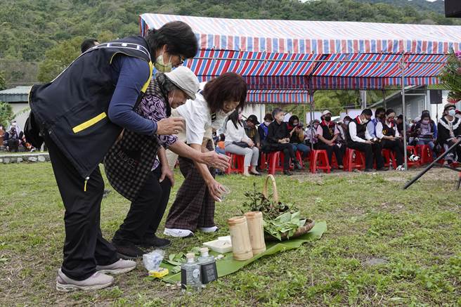 「丝丝入筘—噶玛兰香蕉丝文化风情」展开幕典礼也不忘举行祭祖灵仪式