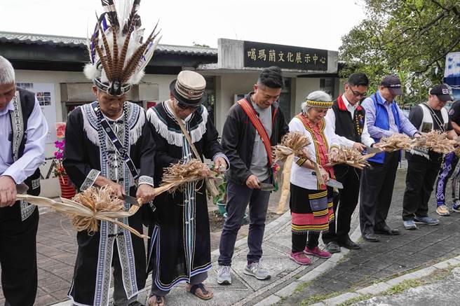开幕剪彩採用长条状的香蕉株片，搭配一朵一朵的香蕉丝花做成彩带剪彩，剪彩贵宾手持刮香蕉丝用的菜刀剪彩。