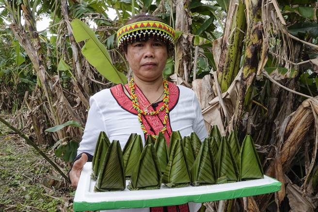 新社部落族人外籍配偶陈氏凰连夜以芭蕉叶制作越南麻糬粽子，与噶玛兰香蕉丝文化相呼应。