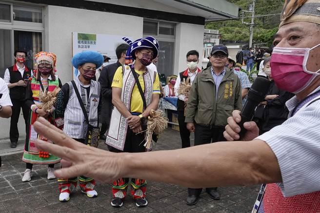 花莲县噶玛兰族发展协会理事长Bauki Angaw（右）导览介绍族群文化歷史，来自南投清境地区的外嫁族人姻亲也穿着云南彝族、傣族、傈僳族传统服饰与会，呈现多元文化特色。