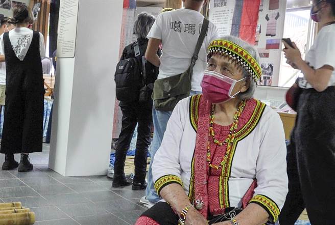 推动噶玛兰族復名运动领导人偕万来遗孀严玉英（右），去年被文化部认证为「人间国宝」。