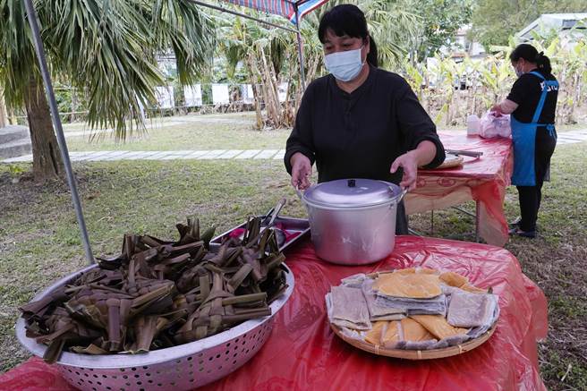 开幕餐点有阿美族阿里蹦蹦（左）、噶玛兰族香蕉麻糬（右），同样展现多元族群饮食文化。