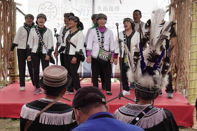 立德部落阿嬷合唱团演唱族语歌谣。