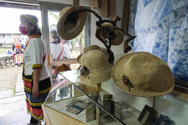 会场展示噶玛兰香蕉丝编制而成的帽子。
