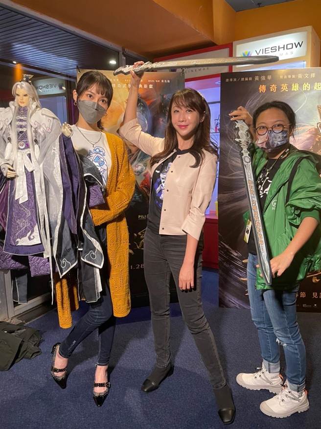 台北市议员许淑华（中）、立委赖品妤（左）10日邀年轻朋友进戏院观赏《霹雳布袋戏：素还真》，推广爱台湾、素还真的「以和平、天下大同为己任」精神。（台北市议员许淑华研究室提供／张立勋台北传真）