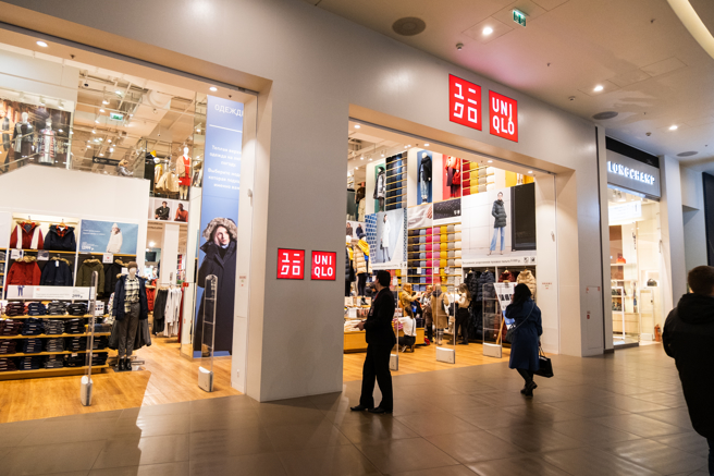 UNIQLO母公司今天态度大逆转，宣布暂停在俄业务。(图／shutterstock)