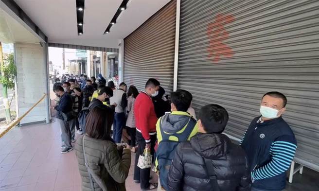 他幫爺爺買飯時遭到陌生女子插隊，最後他回到醫院時，爺爺已經在急救，他握著爺爺的手看著至親去世。（示意圖，非當事者照片）