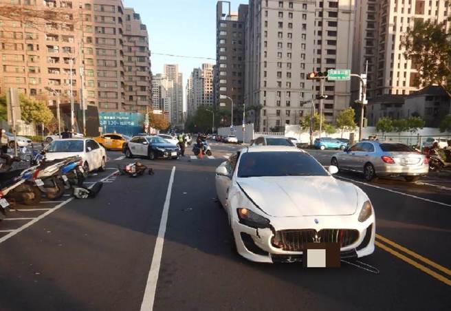 清洁妇逆向骑车，惨遭迎面而来的玛莎拉蒂撞死。(图／民眾提供)
