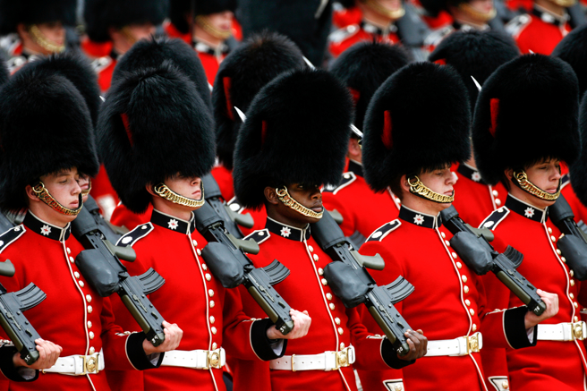 英国防部次长承认，英军有3到4名士兵失踪，相信他们正自行前往乌克兰参战。图为英国御林军，并非指任何特定人士。（达志影像／shutterstock）