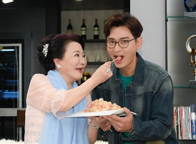 張琴餵陳冠霖吃湯圓慶功。（三立提供）