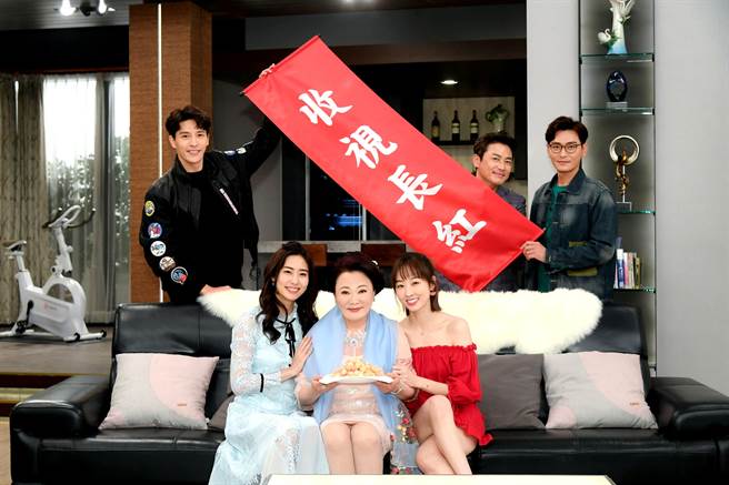 張琴與3位孫子陳冠霖、江宏恩、龍語申以及張郁婕、夏語心等人慶祝開紅盤。（三立提供）