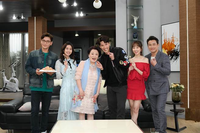 張琴與3位孫子陳冠霖、江宏恩、龍語申以及張郁婕、夏語心等人慶祝開紅盤。（三立提供）