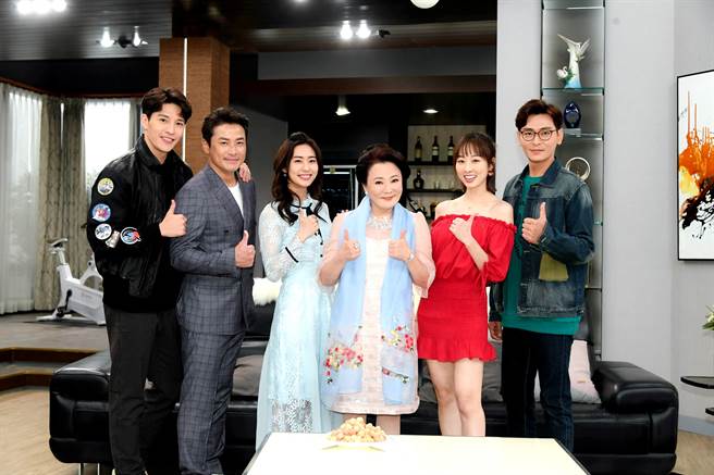 張琴與3位孫子陳冠霖、江宏恩、龍語申以及張郁婕、夏語心等人慶祝開紅盤。（三立提供）