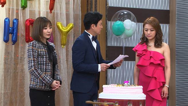 苗真(右一)在王燦生日宴會上揭發丈夫跟關密的不倫戀。（民視提供）