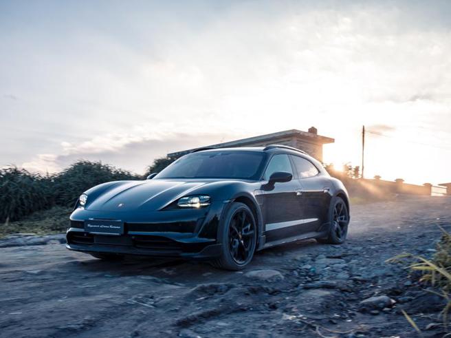 （保時捷、BMW新車陸續到港，汎德永業業績成長動能強。圖為保時捷新款電動車Taycan Cross Truismo。圖／業者提供）