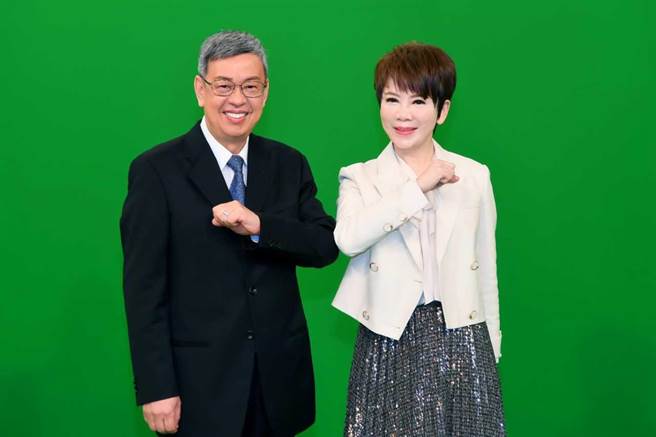 陈雅琳与陈建仁一同合影。（华视提供）