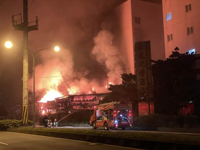 桃园观音某工厂存有危险物品全面燃烧，消防人员已出动抢救。（桃园市消防局提供／陈梦茹桃园传真）