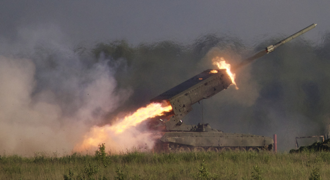 俄罗斯在莫斯科市郊的阿拉比诺（Alabino）靶场发射TOS-1A「烈日」 （Solntsepyok, Sunheat）高能热压式武器的资料照。（美联社）