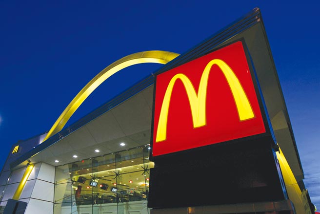 以美国为首的西方32个国家因反对俄罗斯入侵乌克兰，遂一一发动各式各样的制裁，不但政府，连民间组织也争先恐后，轮番上阵，彷佛他们都是正义的化身。可惜復可悲的是率皆为泛滥着民粹、奇葩、轻忽、浮夸、侮辱、仇恨情绪的制裁。（图／美联社）