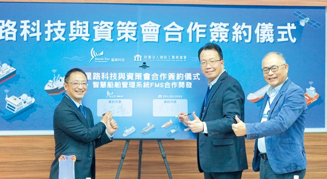 资策会系统所代所长蒙以亨（中）及星路科技董事长卓世扬（左）在台湾车联网产业协会理事长吴盟分（右）的见证下进行签约。图／业者提供
