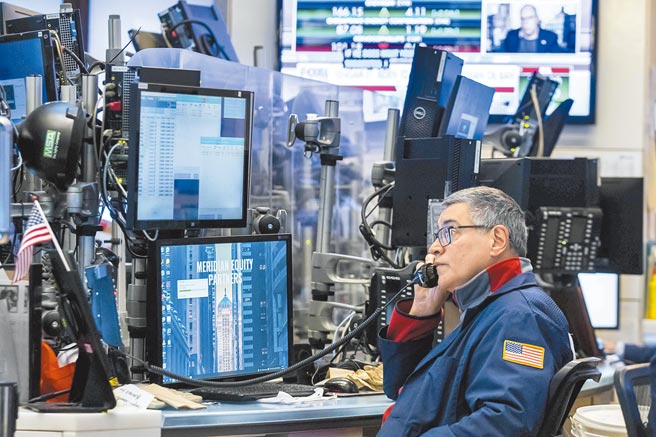 美国禁止从俄罗斯进口石油，造成油价攀升、镍价飙升，以致全球金融震盪。图为纽约证券交易所内情形。（美联社）